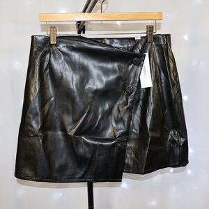 Elegant Black Leather Mini Skirt